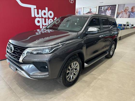 TOYOTA HILUX SW4 2.8 D-4D TURBO DIESEL SRX 7L 4X4 AUTOMÁTICO